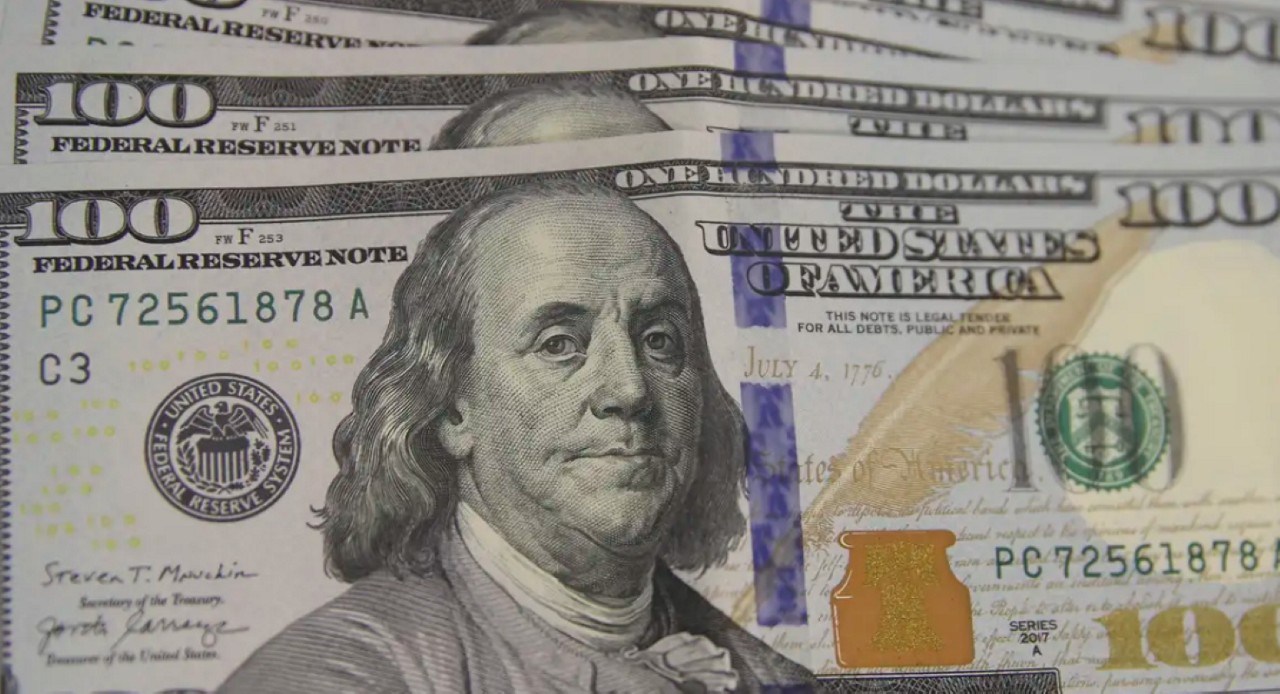 Dólar registra alta com impacto reduzido após mudanças no IOF