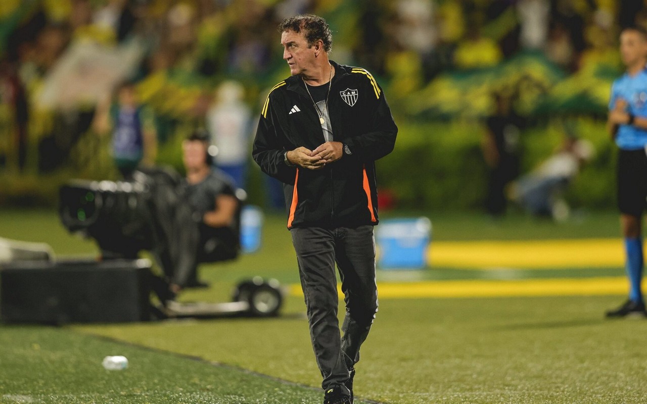 Cuca lamenta injúria racial contra Caio na vitória do Atlético