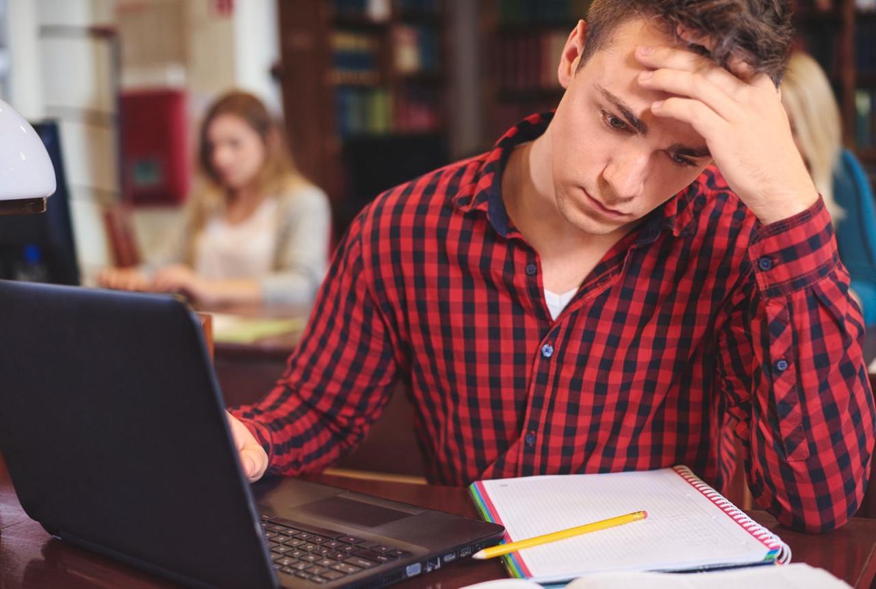 4 em cada 10 universitários já trancaram curso por dívidas
