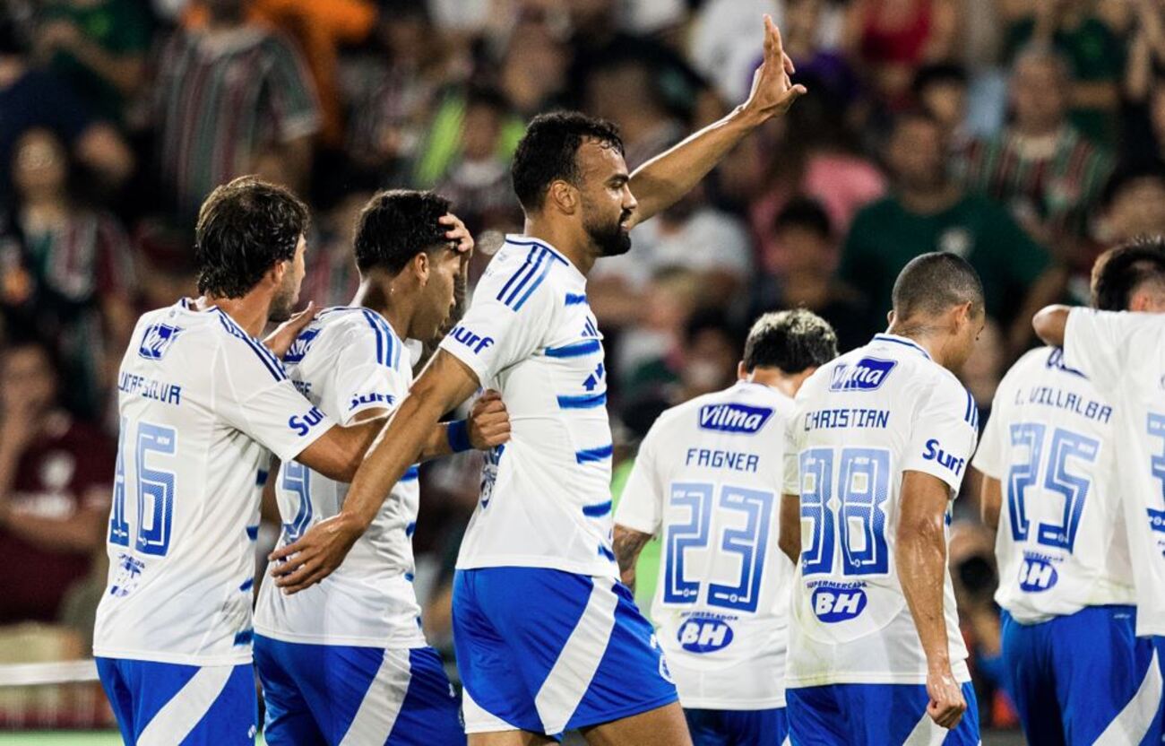 Cruzeiro vence o Fluminense no Maracanã e assume a liderança do Brasileirão