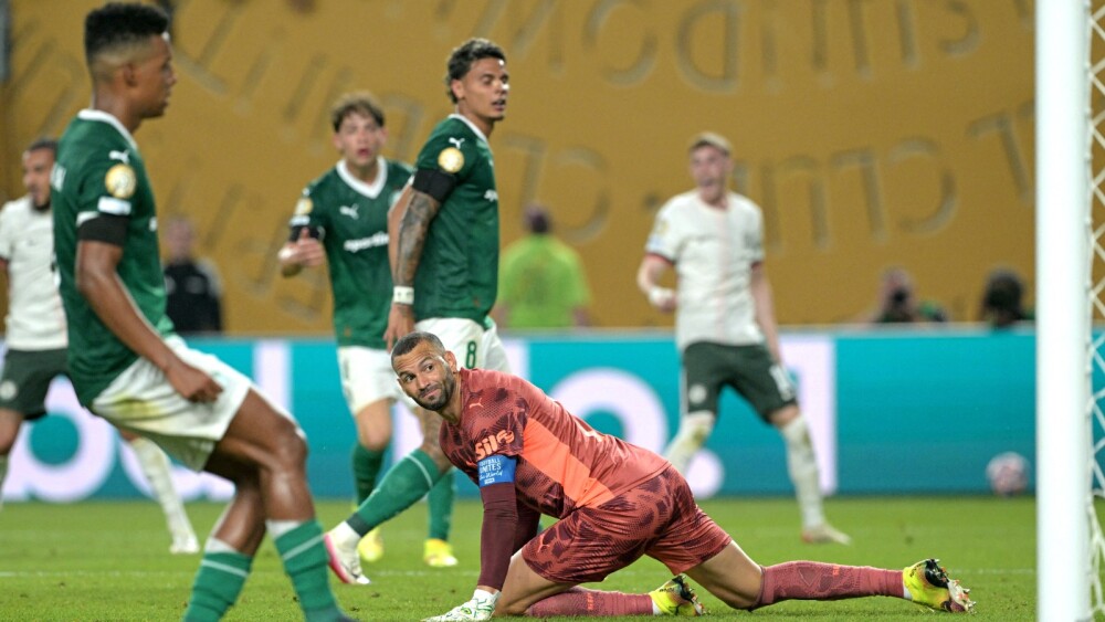 Weverton faz gol contra, Chelsea vence Palmeiras e avança à semifinal do Mundial