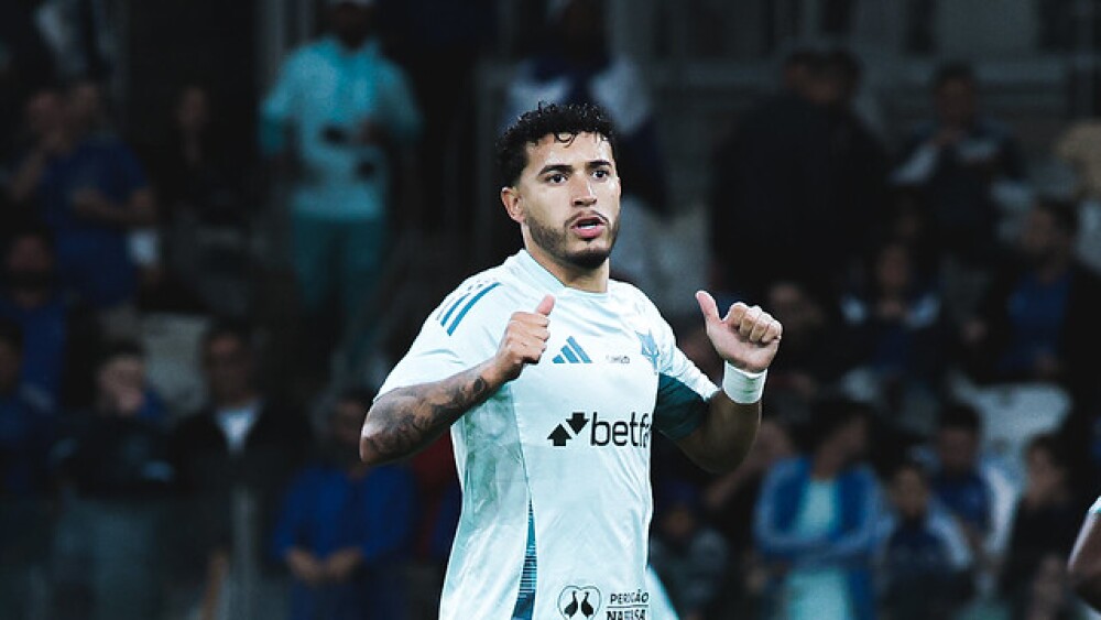 William sente dores, é substituído com 20 minutos e vira preocupação no Cruzeiro