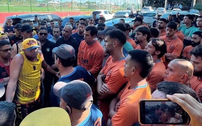 Torcedores invadem CT do Sport, ameaçam elenco e cobram atacante Pablo com tapas