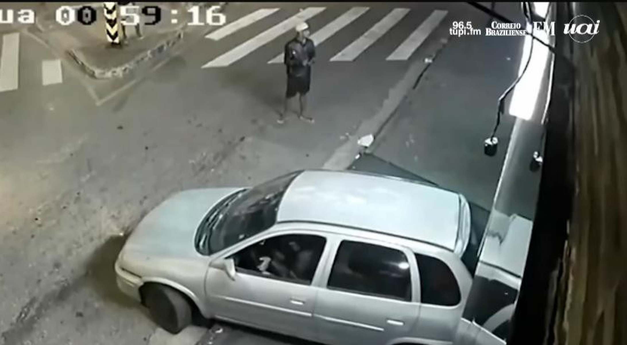 Quadrilha utiliza carro em marcha à ré para arrombar loja de roupas em Belo Horizonte