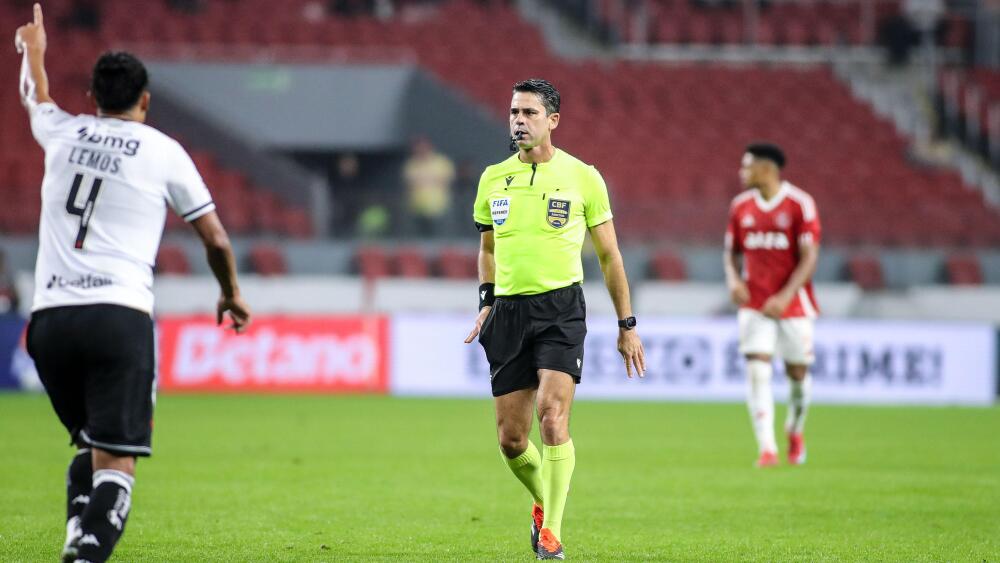 Árbitro relata xingamentos e ameaças após Inter x Vasco no Brasileirão