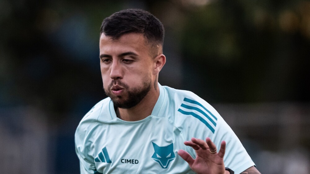 Matheus Henrique avança em recuperação e retoma treinos com o Cruzeiro