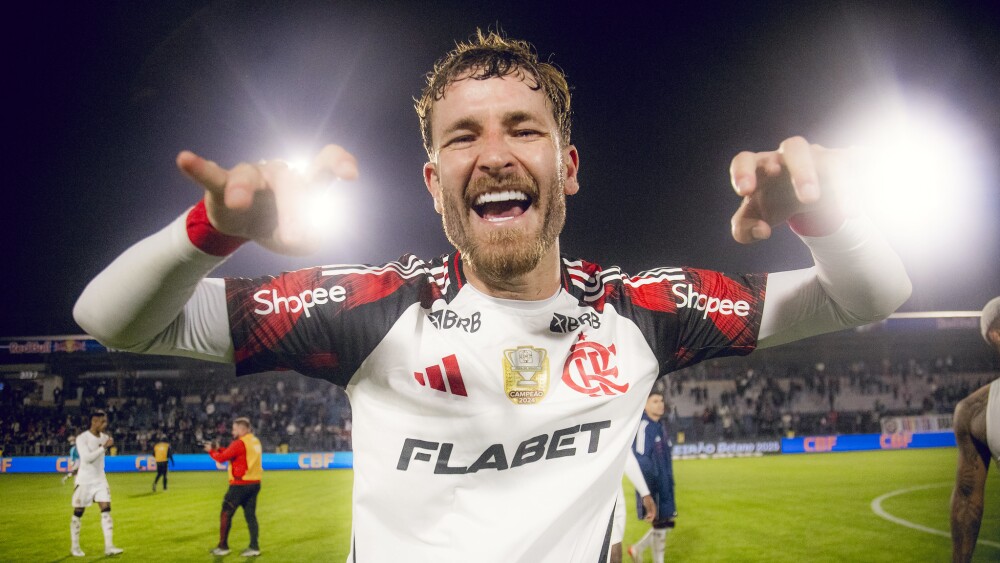 Filipe Luís avalia a aproximação do Flamengo ao líder Cruzeiro no Brasileirão