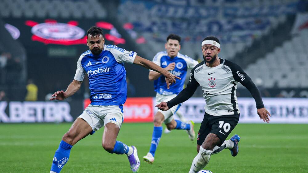 Fabrício Bruno destaca vitória pessoal sobre Memphis Depay no empate entre Cruzeiro e Corinthians