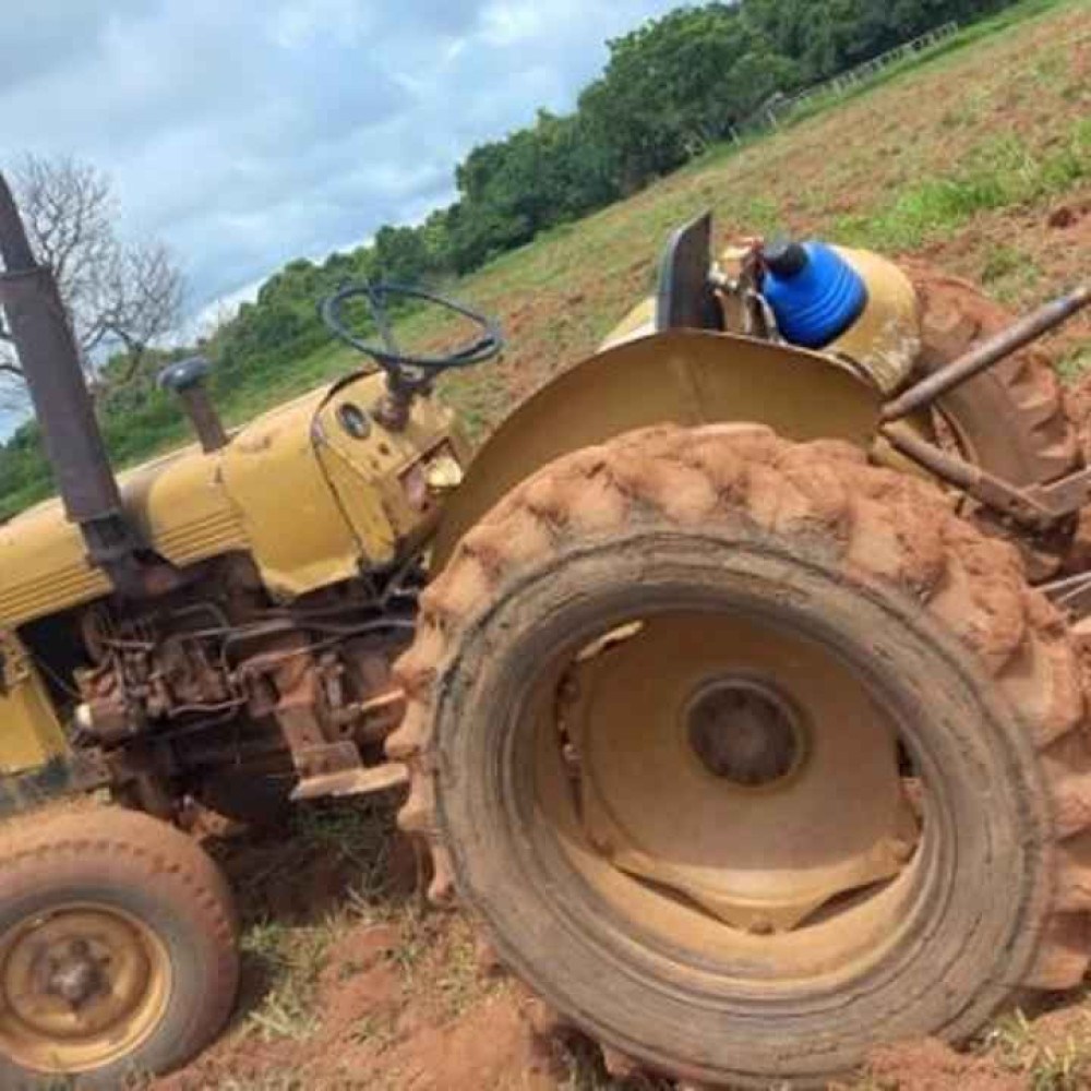 Criança de três anos morre atropelada por trator na zona rural de Minas