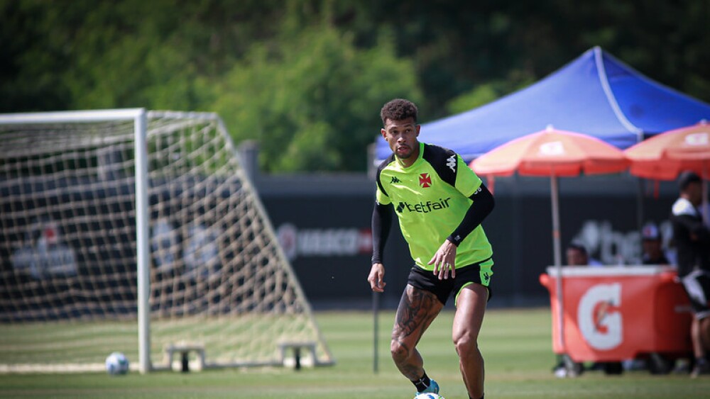João Victor, do Vasco, abre o jogo sobre treinamentos com Fernando Diniz