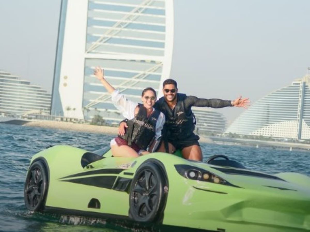 Hulk, do Atlético, aproveita férias em Dubai com carro aquático