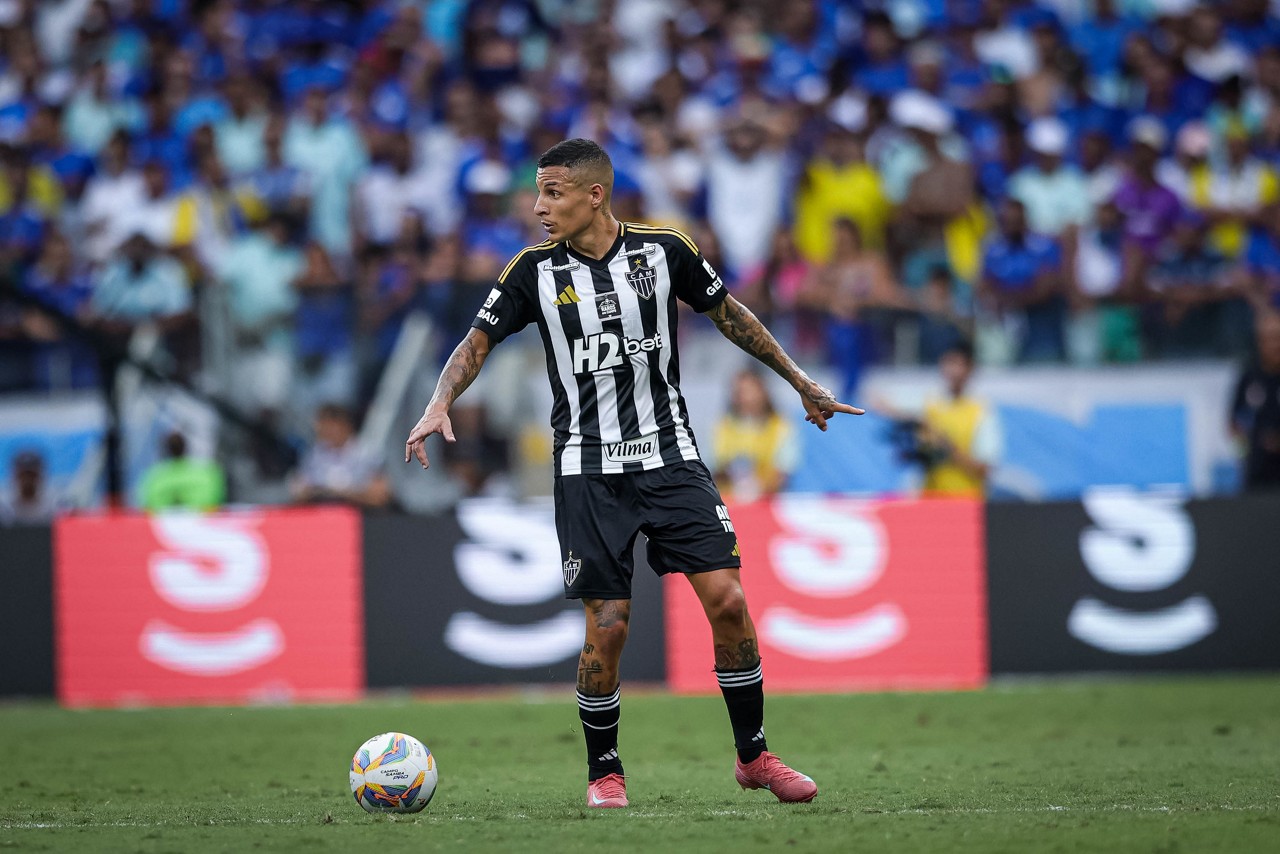 Guilherme Arana, do Atlético, sofreu quatro lesões em um ano