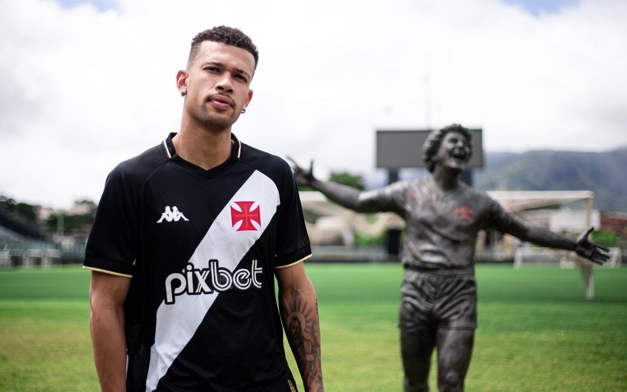 Cruzeiro está interessado em João Victor, mas Vasco exige mais para liberar zagueiro