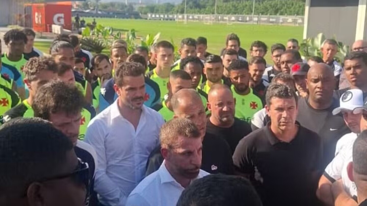 Confusão: torcida do Vasco vai ao CT, xinga jogadores e faz cobrança a Diniz