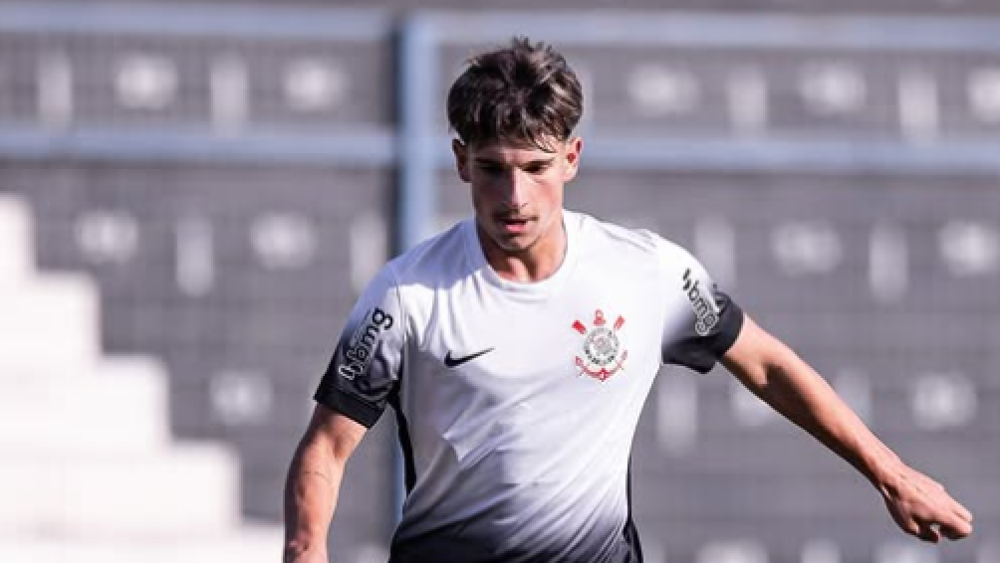 Com multa milionária, promessa do Corinthians assina primeiro contrato profissional