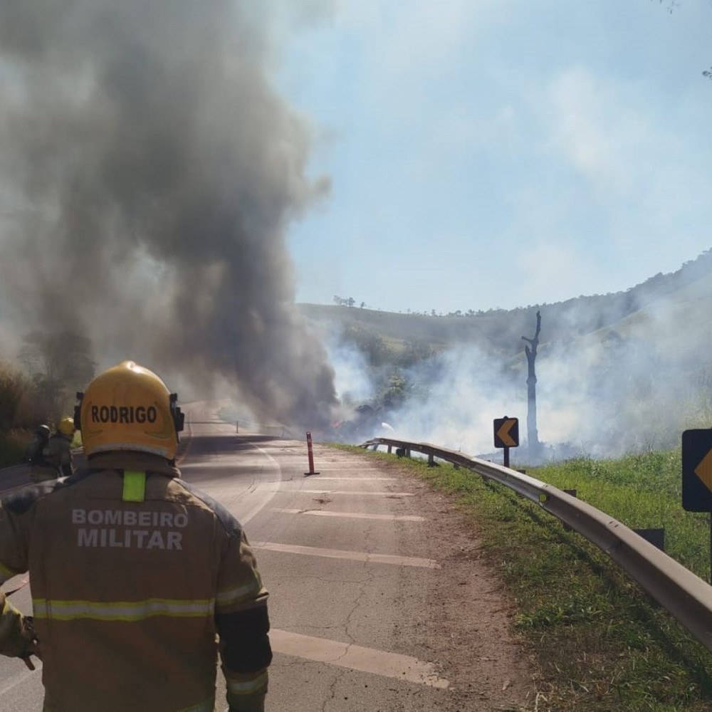 Carreta carregada com gás tomba e provoca interdição na BR-040