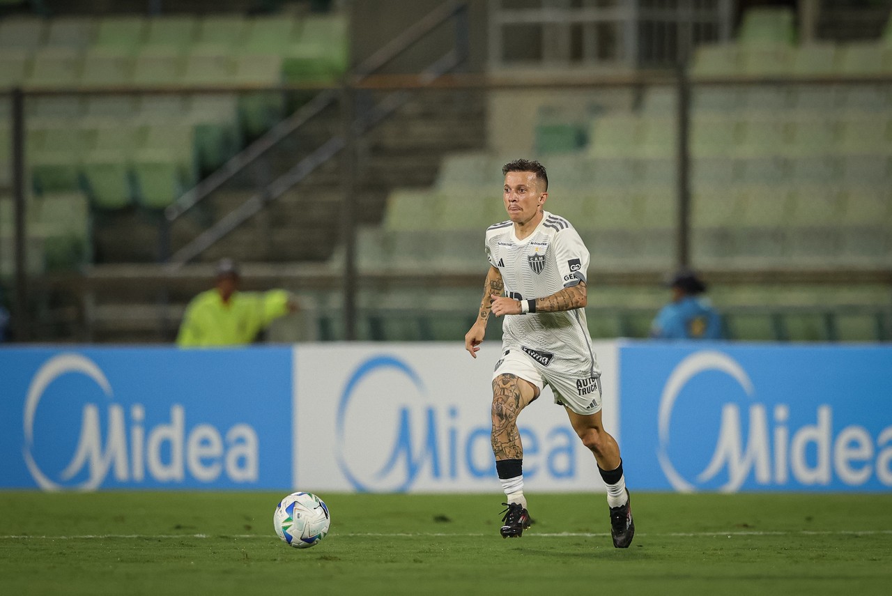 Bernard nega ter acionado o Atlético na Justiça por dívida