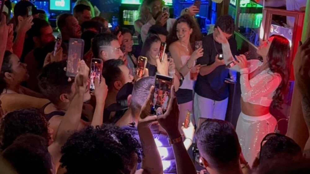 Gretchen exibe lingerie em show intimista e relembra sucesso de 'Melô do Piripipi'