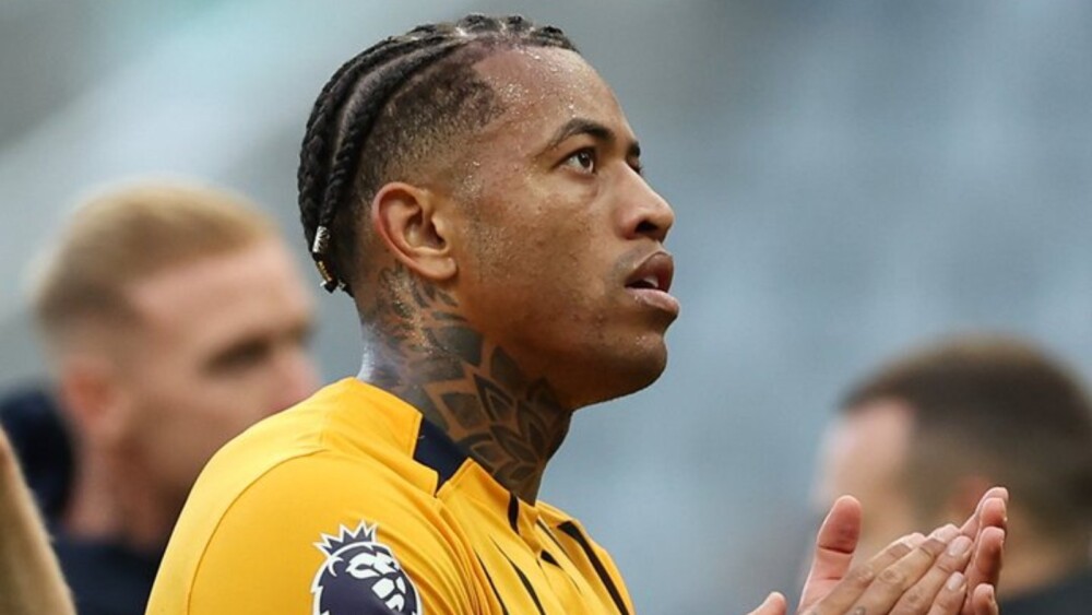 Zagueiro cruzeirense da Premier League negocia transferência para clube espanhol