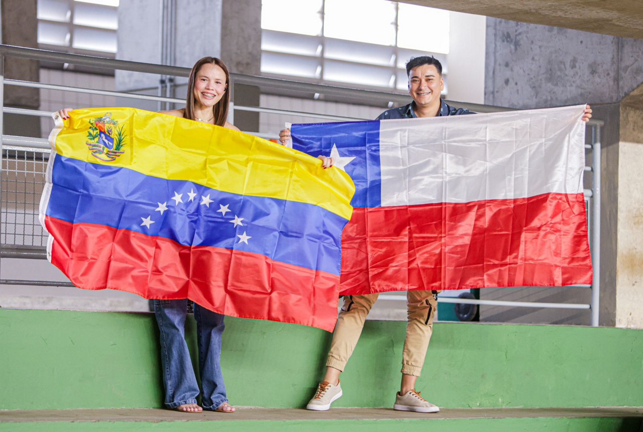 Casal chileno-venezuelano torce junto no duelo Chile x Venezuela na Copa América de Vôlei Feminino