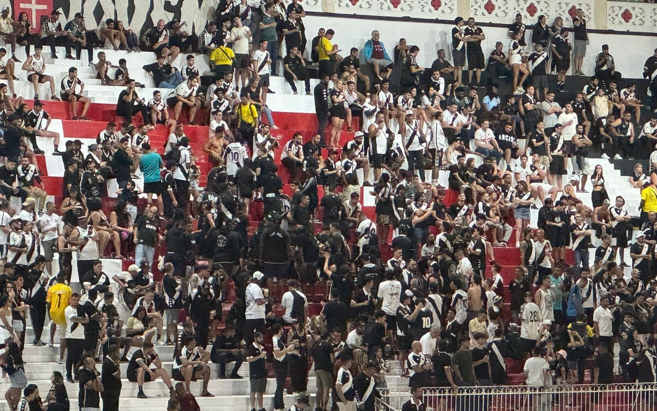 Do 'time da virada' ao 'fora Pedrinho': eliminação do Vasco provoca protestos na arquibancada