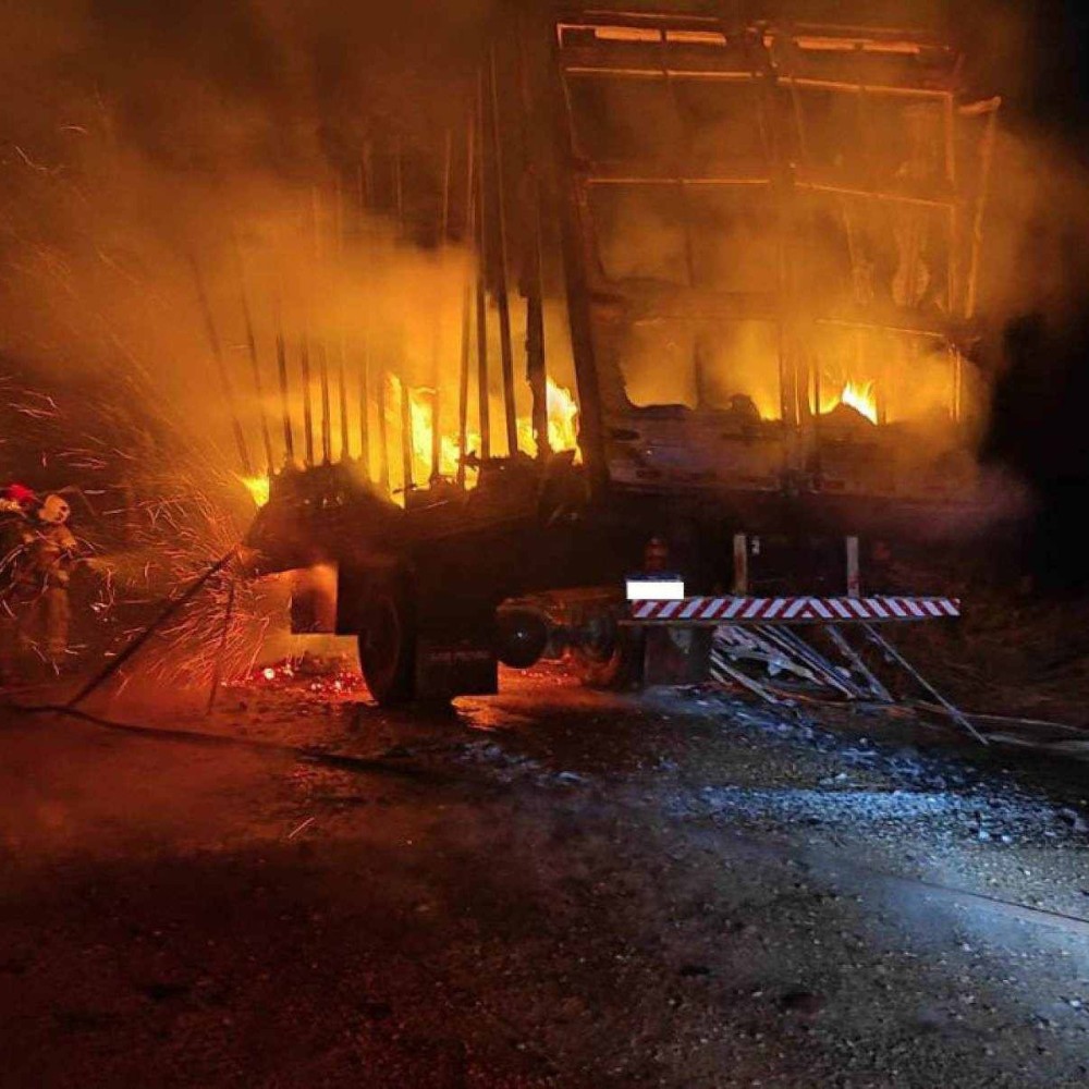 Caminhão carregado de colchões pega fogo, mas família escapa ilesa