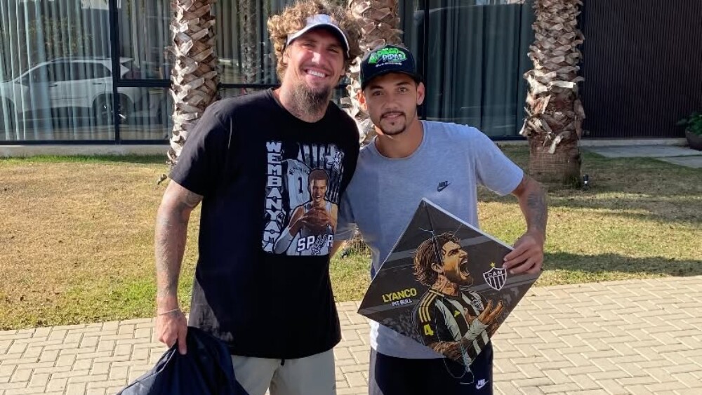 Zagueiro ‘pipeiro’: Lyanco recebe 100 pipas personalizadas de torcedor do Atlético