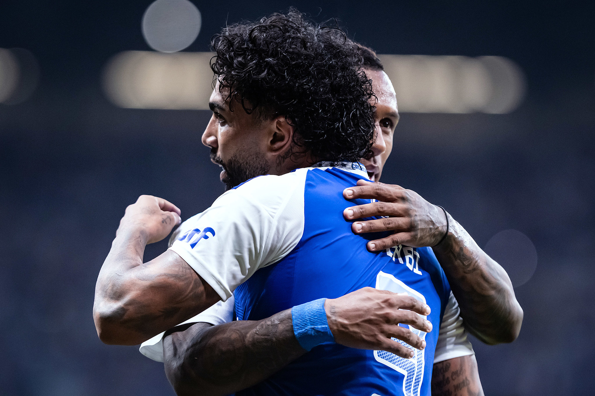 Cruzeiro enfrenta Corinthians buscando manter invencibilidade e liderança no Brasileirão