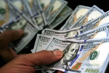 Dólar cai a R$ 5,63 e bolsa sobe após declarações de Lula