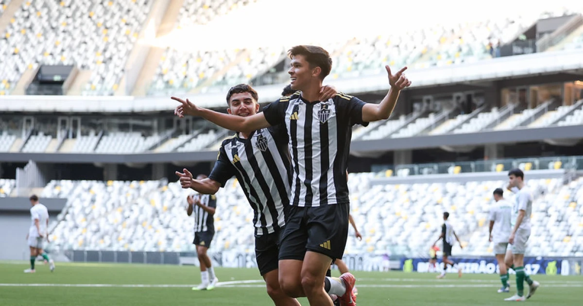 Artilheiro da base do Atlético assina contrato profissional com multa bilionária