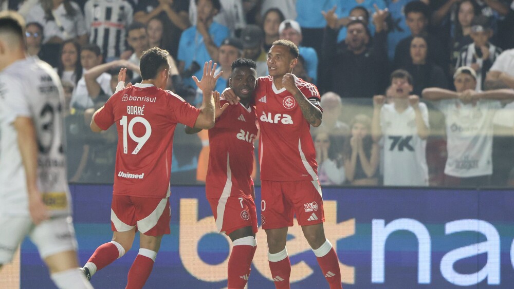 Colombianos brilham e Inter vence Santos em duelo na Vila Belmiro