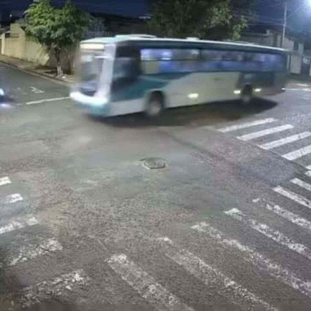 Motociclista avança sinalização e é atropelado por ônibus em Uberlândia