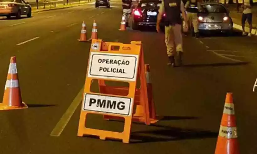 Homens são presos por divulgarem blitz da PM no interior de Minas