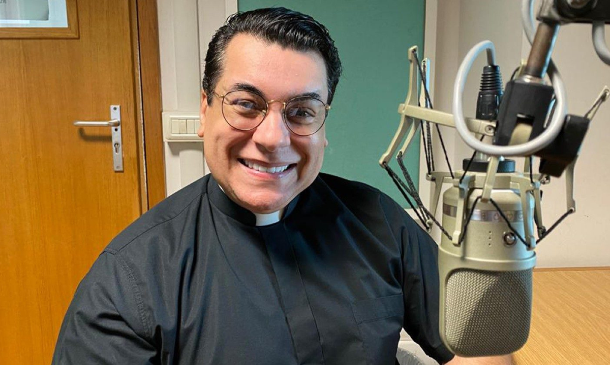 Padre de Minas Gerais Viraliza ao Negar Batizados de Bebês Reborn