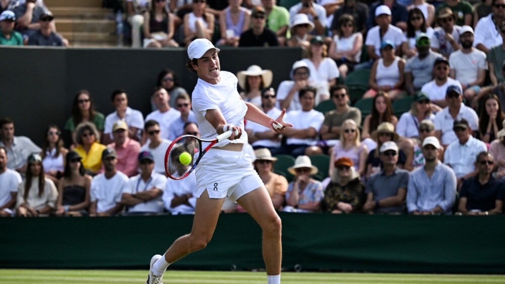 João Fonseca sofre, perde para chileno e é eliminado em Wimbledon