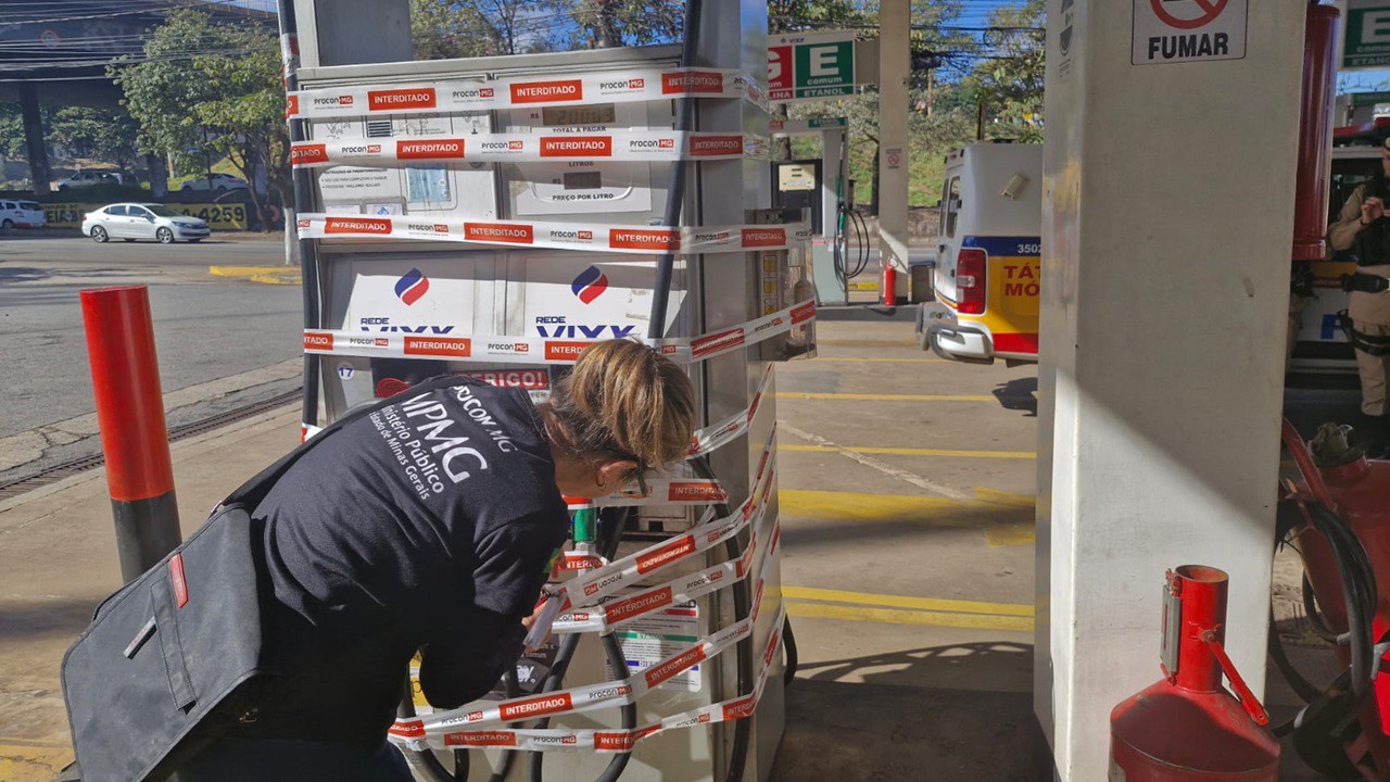 Procon interdita quatro postos em BH por combustível adulterado