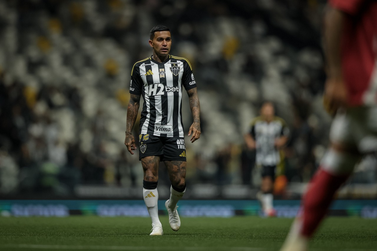 Atlético: Dudu recebe efeito suspensivo parcial do STJD, mas continua afastado