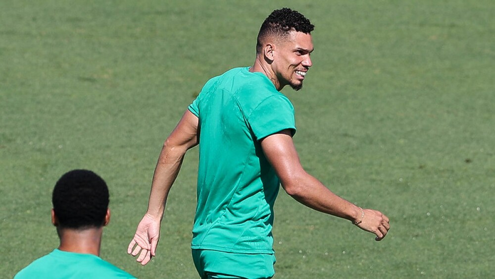 Paulinho retorna aos treinos do Palmeiras e reforça equipe contra o Chelsea