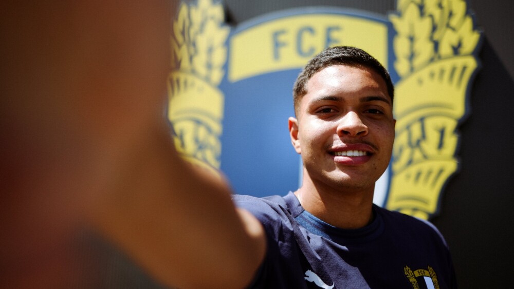 Atlético confirma venda de zagueiro da base para clube português