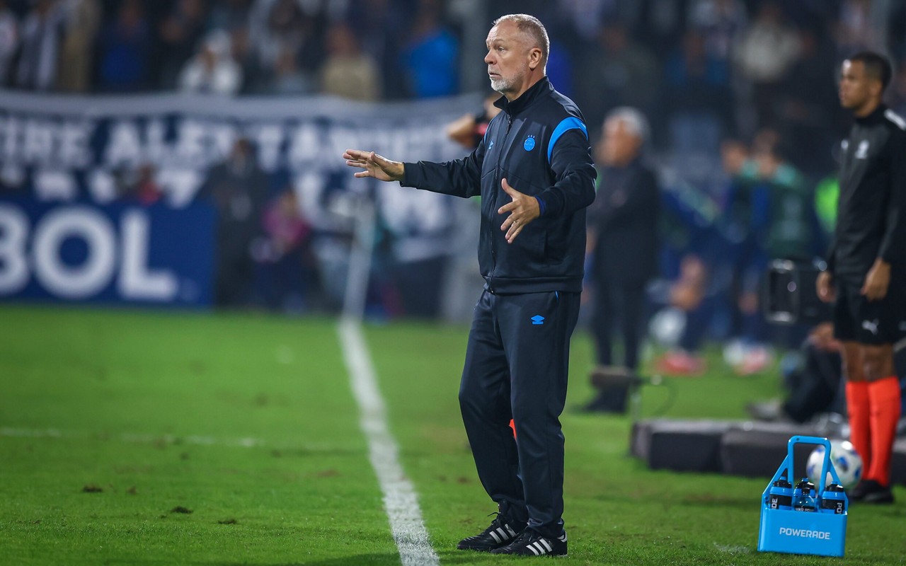 Mano Menezes se defende após prometida melhora do Grêmio não se concretizar