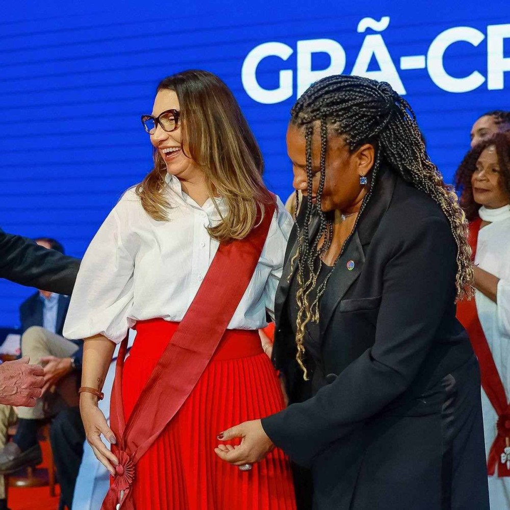 Janja recebe de Lula a mais alta comenda cultural do país