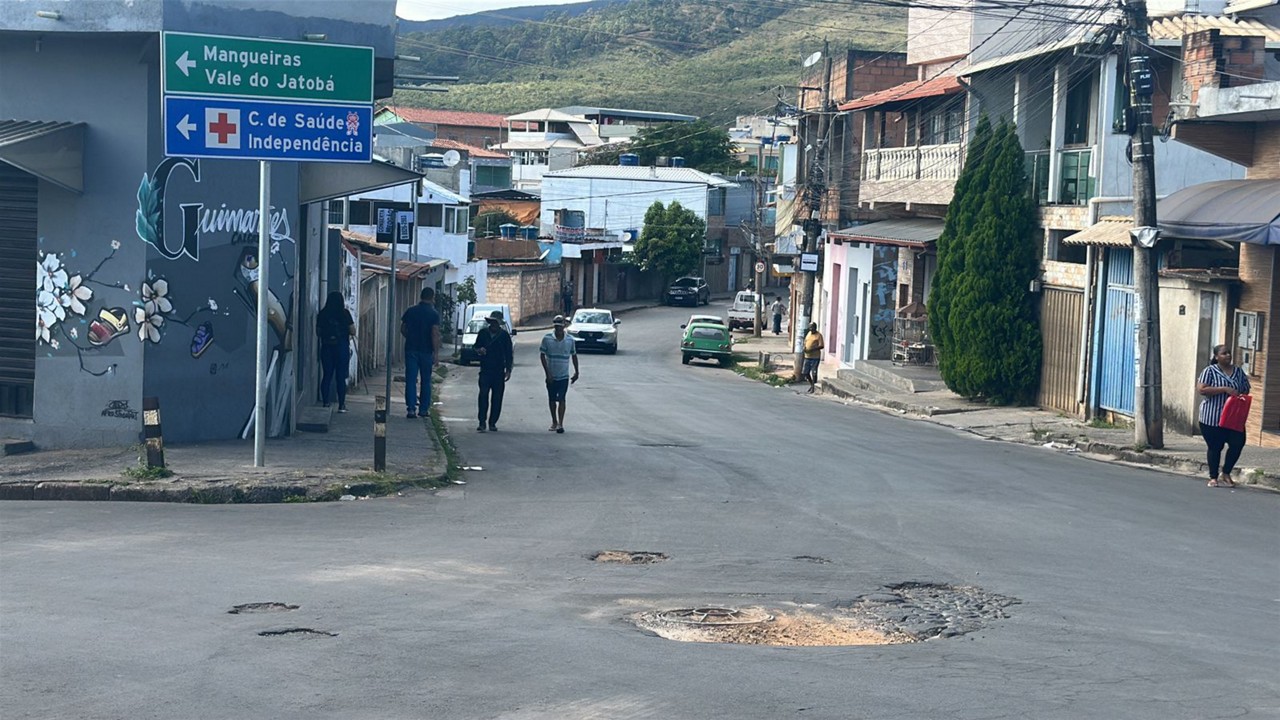 Buraco em rua de Ibirité finalmente reparado após 70 dias de espera