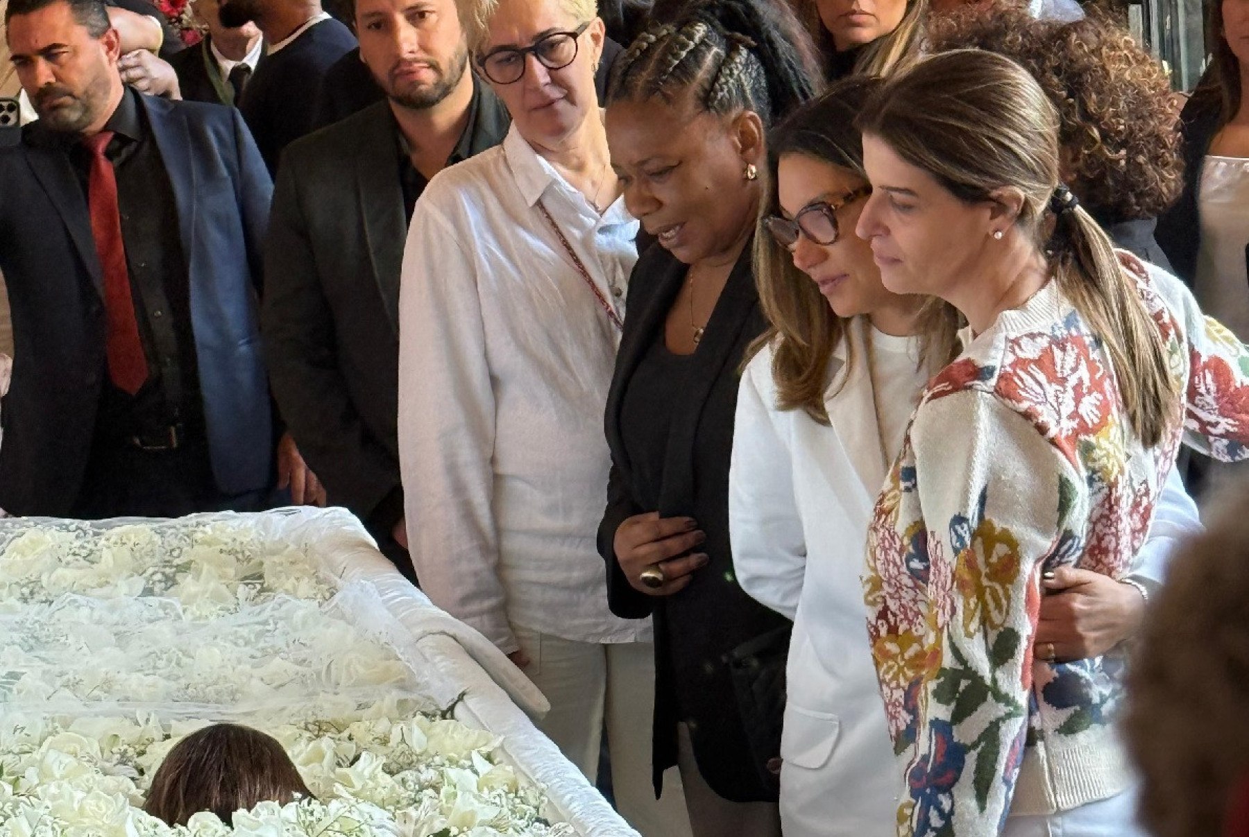 Janja se emociona durante velório de Preta Gil no Rio de Janeiro