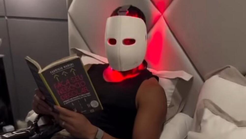 Hulk usa máscara de LED de R$ 3,5 mil e chama atenção nas redes sociais
