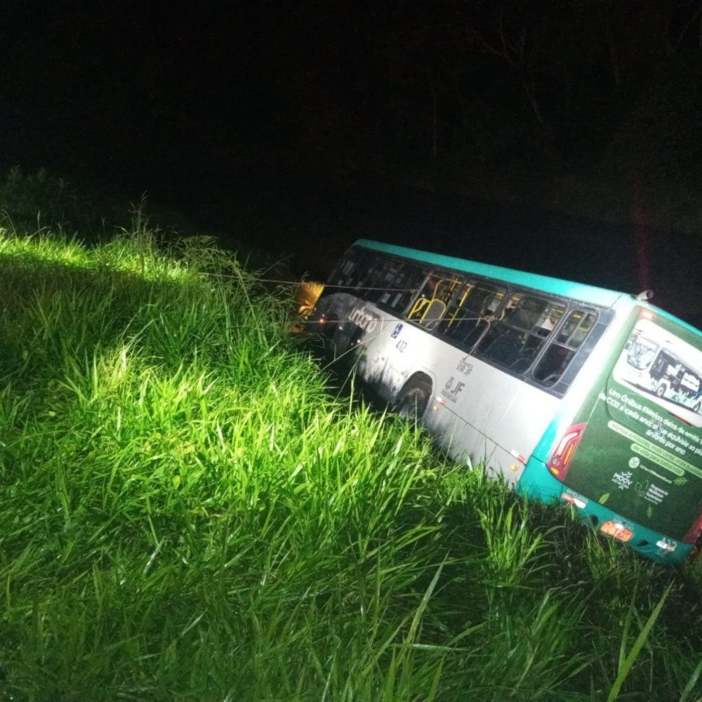 Ônibus cai às margens do Rio Paraibuna em Juiz de Fora