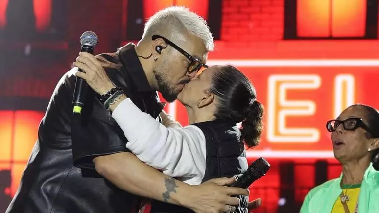 Prefeita Tânia Yoshida viraliza ao beijar o cantor Belo no palco