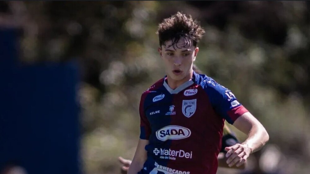 Jovem promessa do Betim Futebol renova contrato com multa milionária