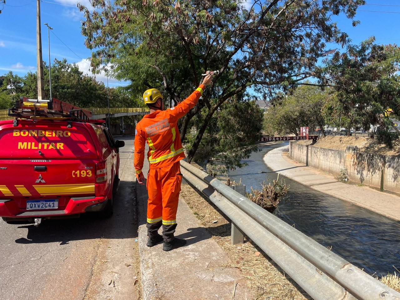 Drone é utilizado pelo Corpo de Bombeiros na busca por desaparecido no rio Arrudas, em Belo Horizonte