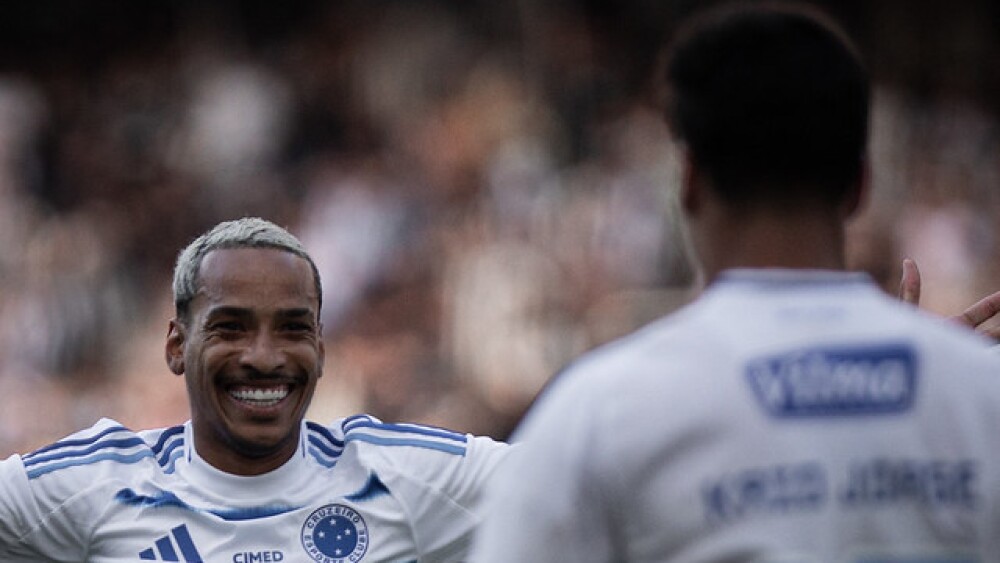 Atacante de clube europeu celebra vitória do Cruzeiro e elogia dupla de atacantes