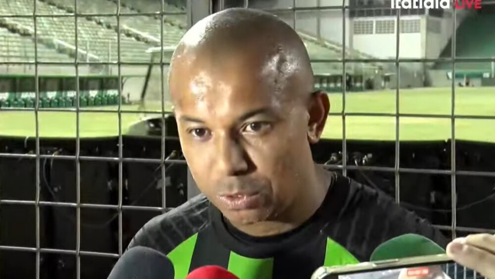 Mariano reage a vaias da torcida do América em derrota para o Athletic